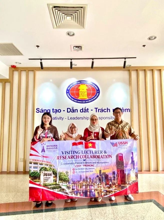 UNESA memperkenalkan batik melalui pelatihan topeng batik di Vietnam untuk membangun dialog antarbudaya dan memperkuat kerja sama akademik.