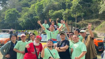 Sebanyak 40 media Sindikasi Media Network menjelajahi Ketep Pass Magelang bersama Merapi Merbabu Jeep, menyusuri desa di lereng gunung.