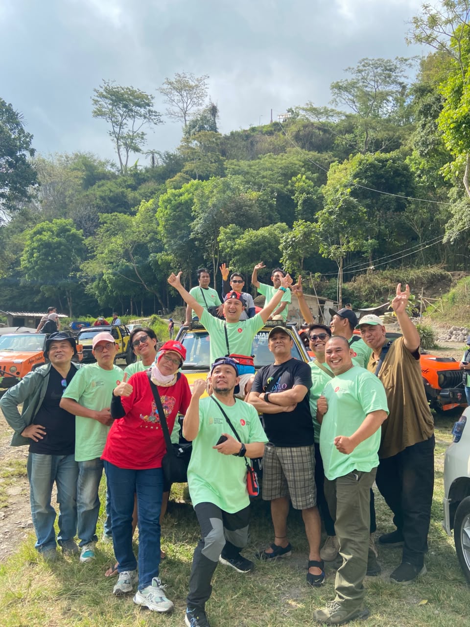 Sebanyak 40 media Sindikasi Media Network menjelajahi Ketep Pass Magelang bersama Merapi Merbabu Jeep, menyusuri desa di lereng gunung.