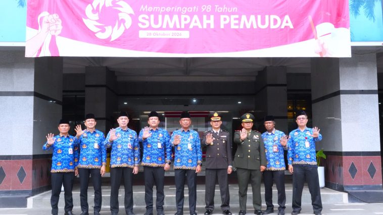 Wali Kota Jakarta Timur Munjirin memimpin upacara Hari Sumpah Pemuda ke-98 dan mengajak generasi muda patriotik, gigih, serta berempati.