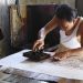 Bisnis batik memiliki peluang ekonomi kreatif. Pelajari pilihan produksi, kebutuhan modal, manajemen keuangan, pemasaran, dan legalitas usaha.